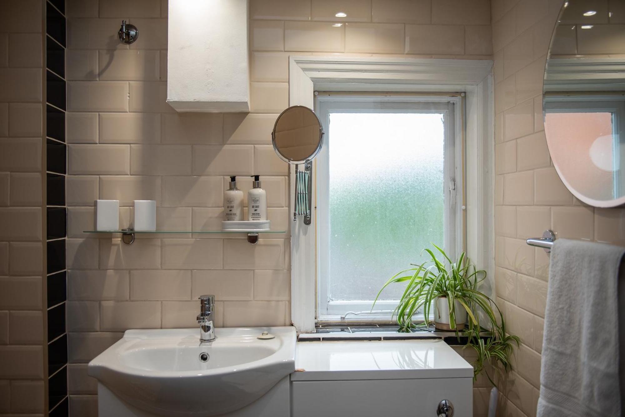 Spacious Retreat With River Views Near Peak District Матлок Екстер'єр фото